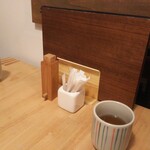 手打ちそば くるみの木 - テーブル席上は此だけでやす。(七味、ようじ)