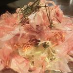 じとっこ組合 - 「キャベセンサラダ」：キャベツの千切りにベービースターと花削りを豪快にトッピング！日向夏ポン酢で♪