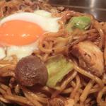 じとっこ組合 - 「じとっこ焼きそば」：じとっこの胸肉と砂肝入り。こだわり卵の半熟目玉のせで、トロ～リ！