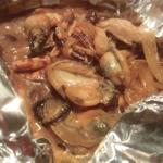 じとっこ組合 - 「牡蠣ごろホイル焼き」：いかわたソースの濃厚な旨み！いかゲソ入りの、野趣あふれる旨さ♪