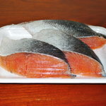 漬け亭 - （漬け亭の近所）天然物鮭専門店マルタ食品の「時知らず（時鮭） 1パック 750円」 一本買いだと6パック（24切れ）くらい