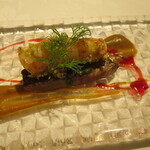 リストランテ サクラ - 仔牛のタン　バニラの香りの活き車海老　ヘーゼルナッツ　焼き茄子のピュレ　ビーツのソース