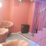 タピオカ専門店 猫茶 - 階段降りた付近の席