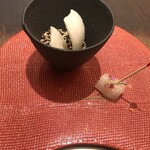 嘉門 - 玉ねぎの揚げ物と鯛の昆布締め