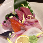 Tenkai No Robata - 「刺身一人前盛り合わせ」@1320(税込)マグロ、ぶり、伊達の銀鮭、金華〆鯖、蛸、メカジキ、鯛