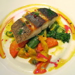 ビストロ ダイア - 三河湾産スズキのポワレ　アサリのサフランソース　季節の野菜を添えて