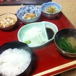 吾郎平 - 岩魚塩焼きご膳（中央は別途注文の五箇山豆腐/岩魚は別皿）