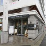 LA PAN TORTUE - お店は香椎宮参道の西鉄貝塚線の高架近くの交差点にあります。