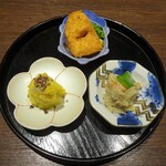 博多蕎麦酒場 蕎麦屋にぷらっと - おばんざい3種盛り合わせ：「三原豆腐店」の厚揚げ、「三原豆腐店」のおから煮付け、ぷらっとのポテサラ