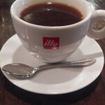 コーヒーハウス カナデ - ここのホットコーヒーは、イタリア産「illy」のアラビカ豆を加圧して抽出した30ccほどの濃厚な「エスプレッソ」を水で割ったコクのあるコーヒーです。