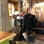 ラーメン フリーバーズ - 待ちの方は奥の低めのソファで。オシャレー。