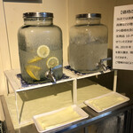 ラーメン フリーバーズ - 素敵なジャグ。そして水もレモン水も選べる、一個上の気遣い。どんだけよ、甘やかしだよ。