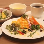 Mitsui Yakohiten Juju - ﾁｰｽﾞﾎﾜｲﾄｿｰｽのオムライスランチ