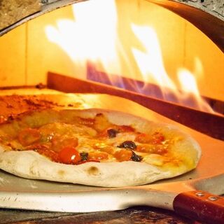 400℃のピザ釜で焼くもっちもちの自家製ピザ
