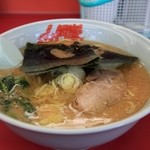 ラーメン山岡家 - 醤油ラーメン，脂の膜が素敵