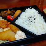 食事処　弁慶 - 日替弁当（この日はタラフライ）