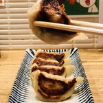 肉汁餃子と190円レモンサワー しんちゃん - 