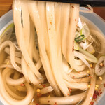 本格手打 いわしや - かけうどん（ひやあつ）の麺のアップです。（2020.1 byジプシーくん）