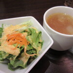 ジュイップ - 丼にセットのサラダとスープ