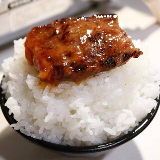 ホカホカの炊きたてご飯を頬張る◎焼肉×たれ×ご飯＝ご馳走！