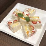 Fruit Hosokawa - フルーツサンド１１００円。美味しい食パンに、ホイップクリームと５種類のフルーツがたっぷりとサンドされています（╹◡╹）
                        とーっても美味しかったです（╹◡╹）（╹◡╹）