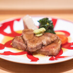 肉屋 田中 - 神戸のシャトーブリアン 海老芋、 縮みほうれん草、 金時人参