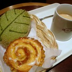 進々堂 - 新緑抹茶サンライズとアップルロール