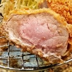 とんかつ 真 - お肉はちょうどいい具合のピンク色