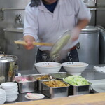 青竹手打ラーメン 日向屋 - 湯切りも･･お見事！