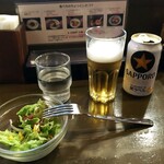 ミート屋 - 付け合わせのサラダ、サッポロ缶ビール