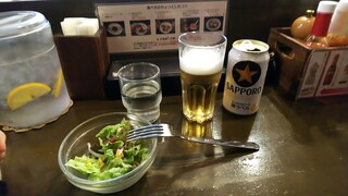 ミート屋 - 付け合わせのサラダ、サッポロ缶ビール