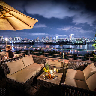 東京湾を一望できる最高のロケーションをお楽しみいただけます