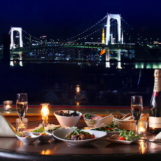 【2名】店内窓際のテーブル席からは、海や夜景が眺められます。