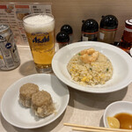 551蓬莱 - 五目炒飯650円と缶ビール350円