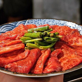 The famous "red" yakiniku with a lot of Yakiniku (Grilled meat)!