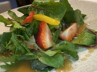 Kuzushi Sushi Kappou Kurage - いちごとベビーリーフのサラダ。