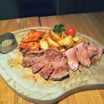 ビストロ クレアンテ - 本日の肉盛り3種！オシャレな店は板に肉を乗せるようです。