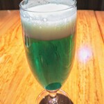 ビストロ クレアンテ - ブルーライトビア！と言っても緑。グリーンペパーミントリキュールとビールで爽やか！