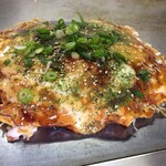 お好み焼き もあび - お好み焼きのそばにチーズトッピング