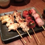 炭火焼とり えんや - 左がナンコツ、右がトマトベーコン