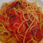 PONTE VECCHIO Theo - トマトとバジルのスパゲティー。きちんとアルデンテの麺に出会い、トマトの爽やかな酸味が引き立つ。
