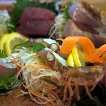 安来や - 刺身は、活海老、金目鯛、蛸、鮪、鮃、カンパチが入っていましたよ。 海老ちゃんは生きていました。 途中でピョ～ンって跳ねてお皿から出張しましたからね。(笑)