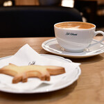 Cafe Kitsune - [手前]Cafe Kitsune Sable@330円│[奥]Latte hot@680円