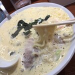 らぁめん蔵持 - 納豆エスプーマの下は普通に醤油ラーメンです・・