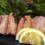 安来や - 石見ポークゆで豚金山寺みそマヨです。 手前が金山時みそマヨです。 この金山時みそも大正屋醤油店の商品なんですよ。 大正屋醤油店の看板商品だそうです。 最初に味噌だけを食べてみると、わおっ、これは、日本