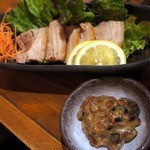 安来や - そして、奥が石見ポークゆで豚です。 柔らかく煮込まれたゆで豚に金山時みそマヨを付けて食べてみます。 石見ポークの旨みが最高ですよ。 食感も味もバッチリです。