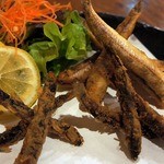 安来や - 今度は揚物が来ました。 手前が安来どじょうの唐揚、奥が浜田沖キスの唐揚です。 どじょうって体に良い食材なんですよね。