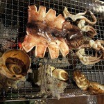 安来や - これらの食材を七輪で焼いていくんですよ。