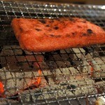 安来や - 赤てんです。 島根県浜田市で製造・販売されている魚肉の練り製品です。 どうして赤いかと言うと、赤唐辛子が練り合わさっているからなんです。 食べてみると、赤唐辛子がいい感じで効いているんです。 これは、