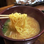 安来や - これは、ラーメンとしても旨いですが、味噌汁にしてもｇｏｏｄだと思いますよ。 いい味していました。 ちなみに、この日一緒に行っていた子は、美味しい、美味しいって、ず～っと、出汁を飲んでいましたから。(笑